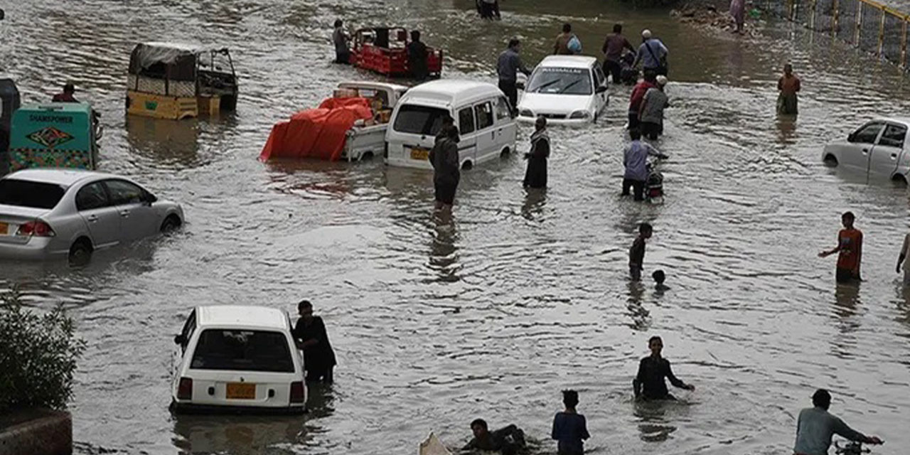 Pakistan’da etkili olan sel ve fırına 10 can aldı!