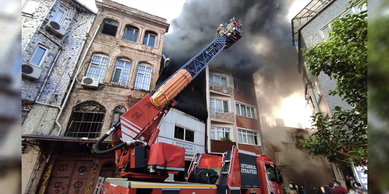 İstanbul’da 5 katlı bir bina alevlere teslim oldu