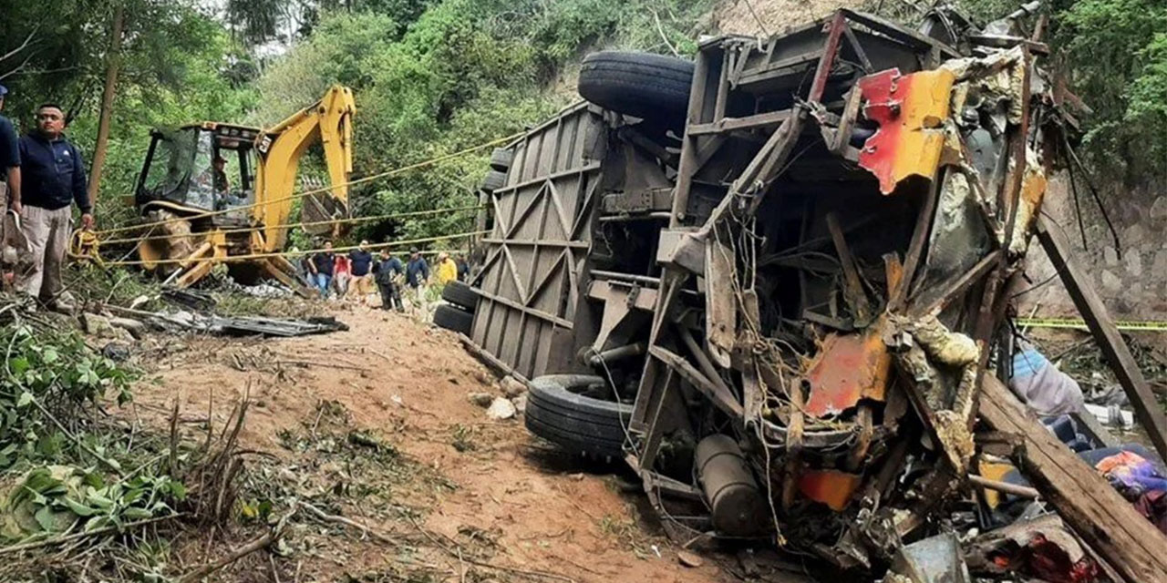 Meksika'da kaza! Otobüs şarampole yuvarlandı