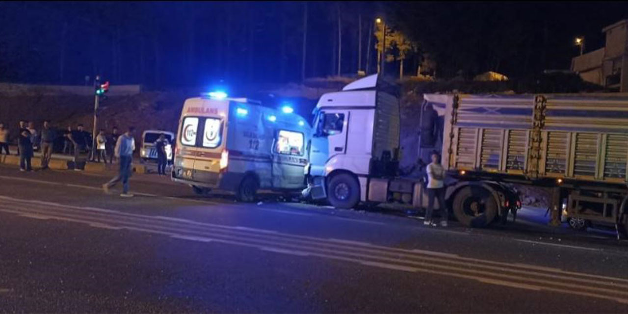 Siirt’te tır ambulansla çarpıştı: 1 yaralı