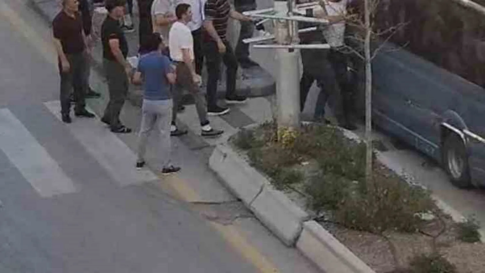Ankara’da iki dolmuş şoförü arasında kavga çıktı! Yumruklar havada uçuştu!