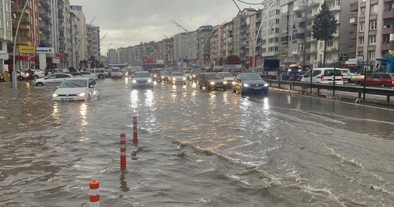 Uşak'ı sağanak vurdu! Hayat felç oldu!