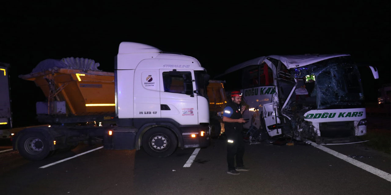 TEM’in Bolu geçişinde yolcu otobüsü ile tır çarpıştı: 1’i ağır 18 yaralı