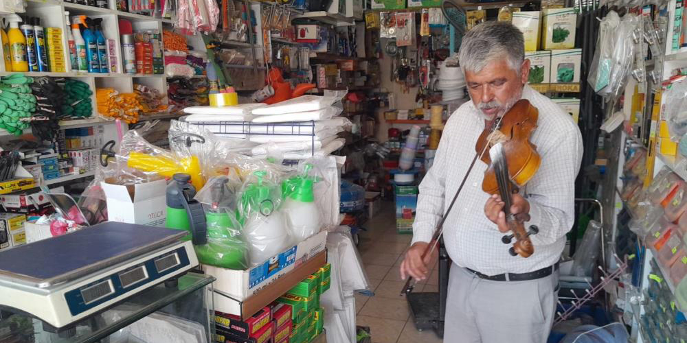 Kırşehirli müzisyen 45 yıldır geçimini babasından kalma kemanı ile sağlıyor