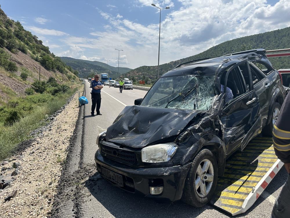 Ankara - İstanbul karayolunda trafik kazası! Araç kullanılamaz hale geldi!