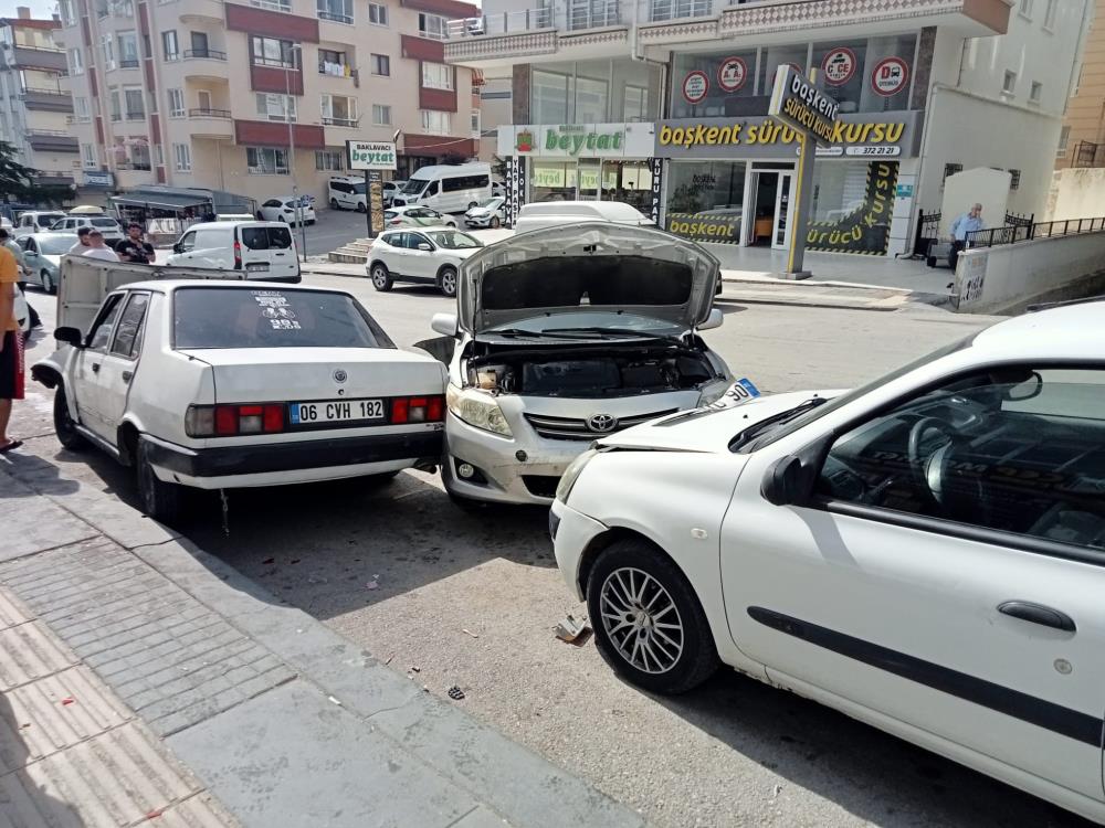 Ankara Mamak'ta trafik kazası! Alkollü sürücü park halindeki araçlara daldı!