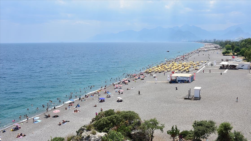Antalya'da  sahiller doldu, taştı!