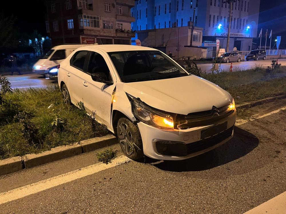 Ankara-Niğde otoyolunda trafik kazası! Otomobil bariyerlere çarptı!