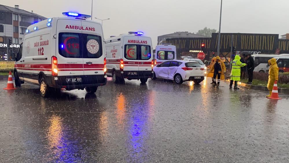 Düzce'de feci kaza! 2 otomobil çarpıştı!