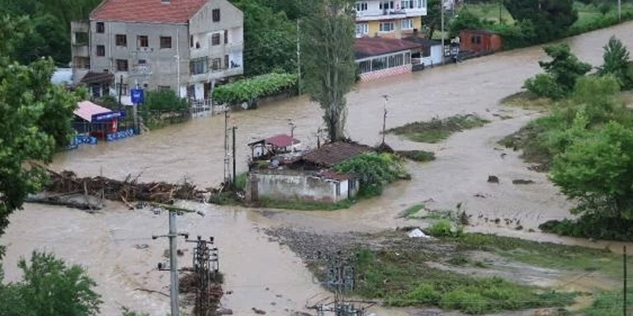 Meteoroloji uyarmıştı: Zonguldak'ta heyelan ve sel meydana geldi