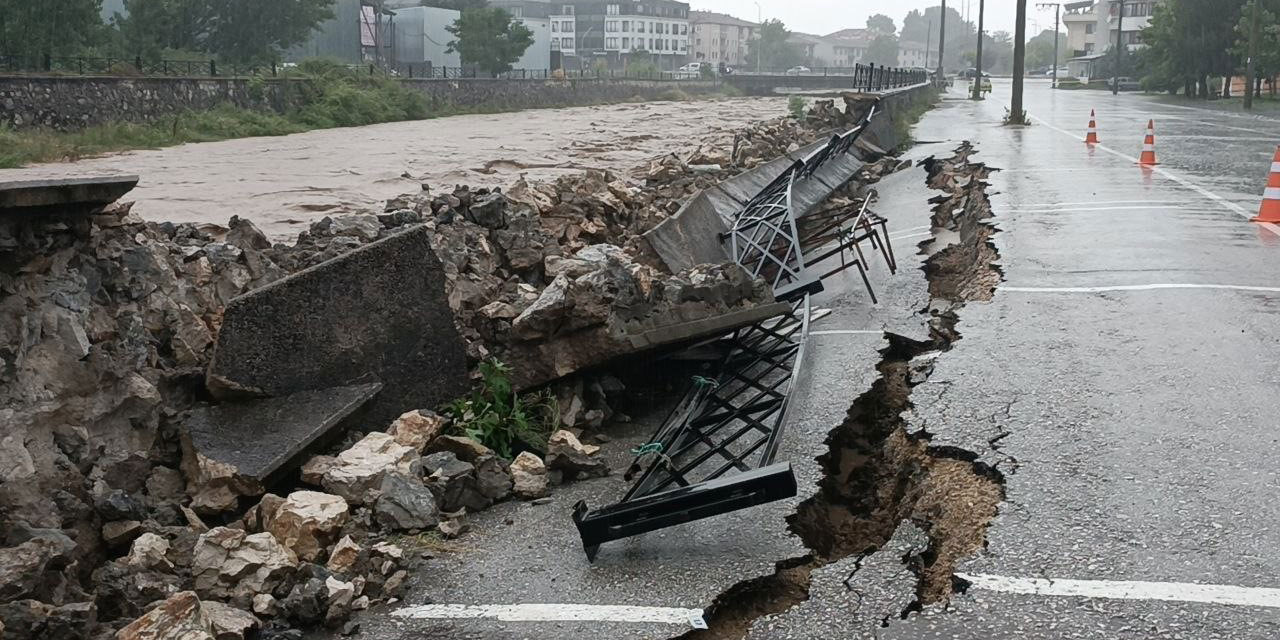 Deprem değil sel yolu bu hale getirdi