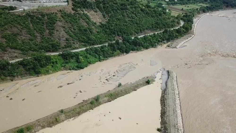 Zonguldak'ta 6 köyü birbirine bağlayan yol çöktü!