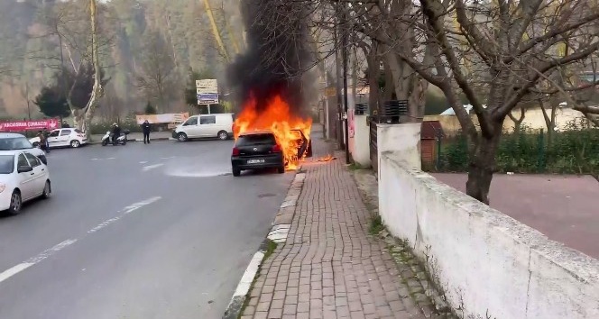 İstanbul'da park halindeki otomobil cayır cayır yandı!
