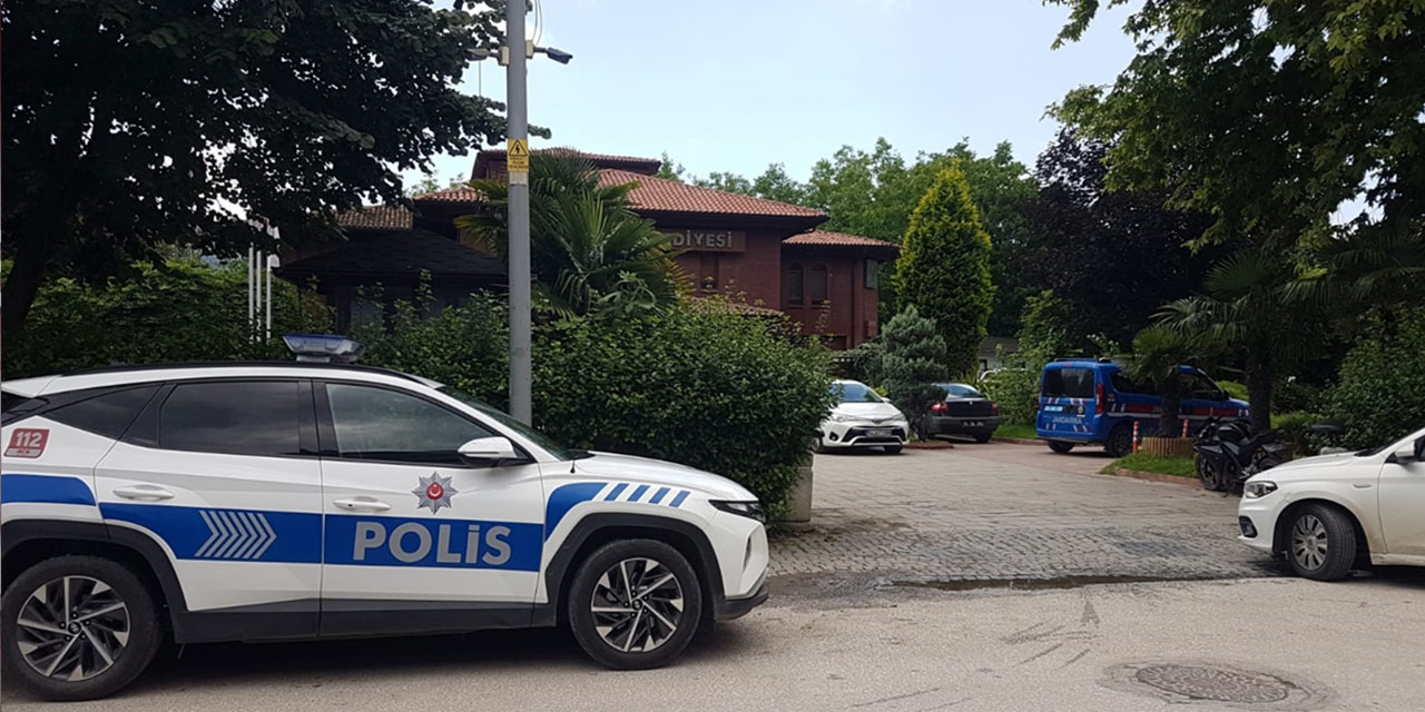 Sakarya'da ilçe belediye başkanının makamında bir kişiyi silahla yaralayan zanlı yakalandı