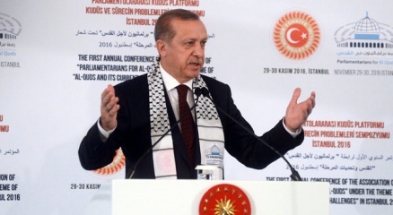 Erdoğan: “Ne hocası, bu bir şarlatan”