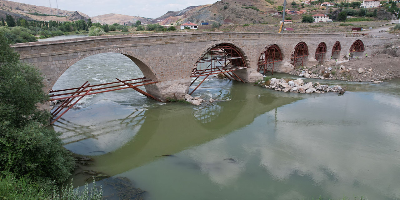 Timur'un ilerlemesine engel olamayan tarihi Kalecik Köprüsü restore ediliyor