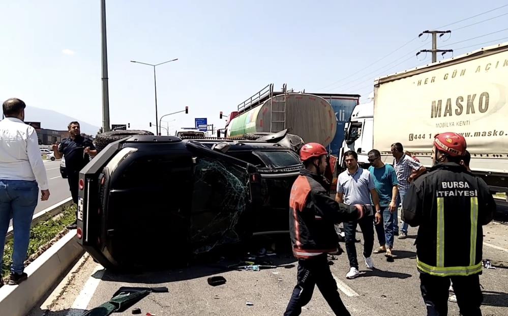 Bursa-Ankara karayolunda trafik kazası! Kontrolden çıkan tır cipe çarptı!