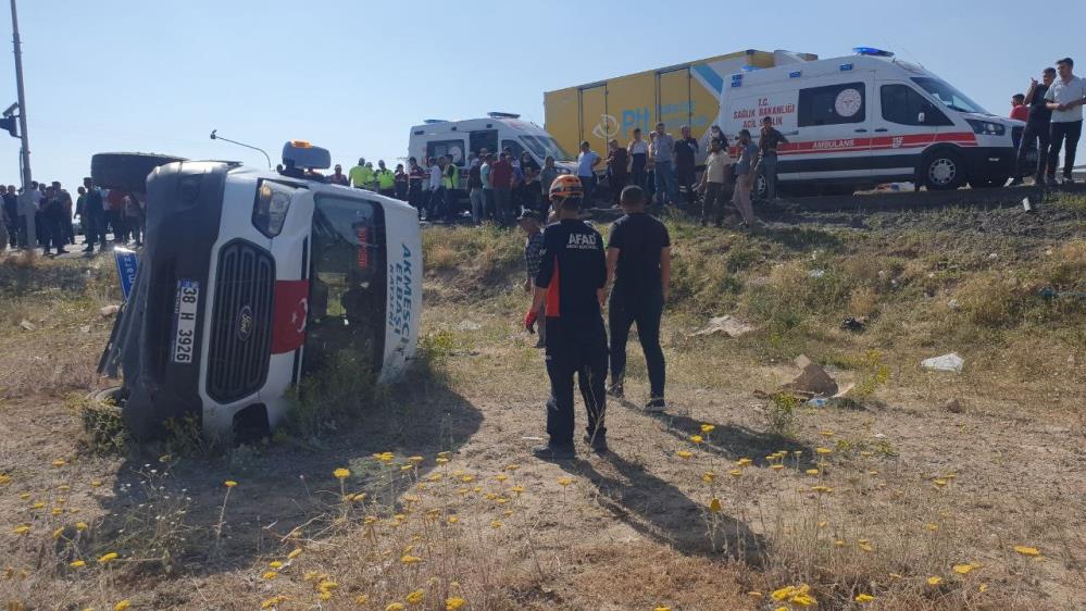 Kayseri'de trafik kazası! Yolcu minibüsü ve kamyon çarpıştı!