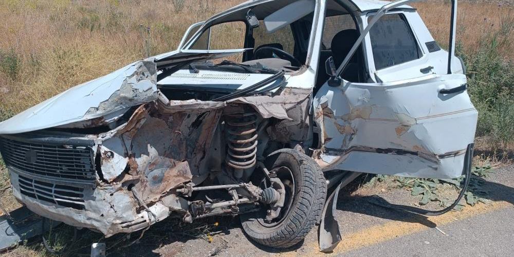 Van'da hayrete düşüren kaza: Kafa kafaya çarpıştılar
