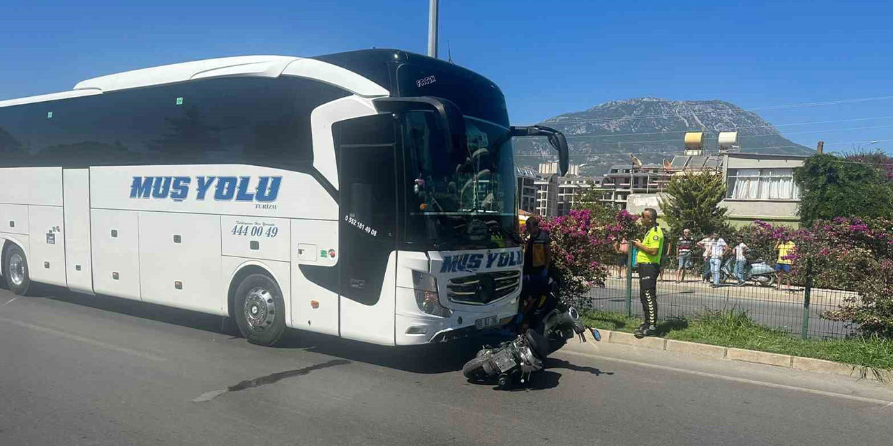 Alanya'da korkunç olay! Yolcu otobüsü motosiklete çarptı