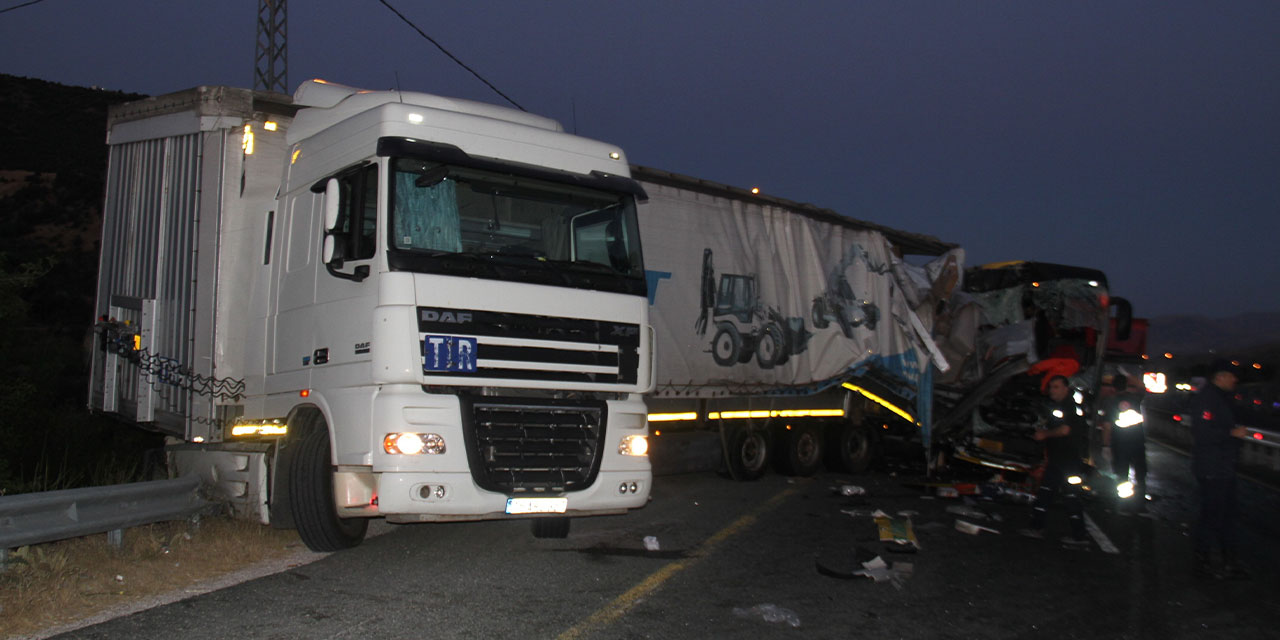 Elazığ’da yolcu otobüsü ile tır çarpıştı: 1 ölü, 32 yaralı