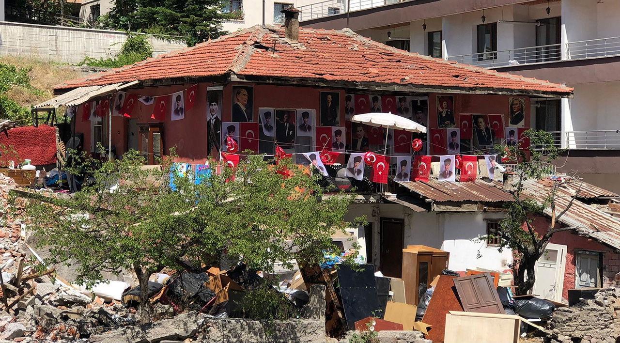 Türk bayraklı ve Atatürk posterli ev ilgi odağı