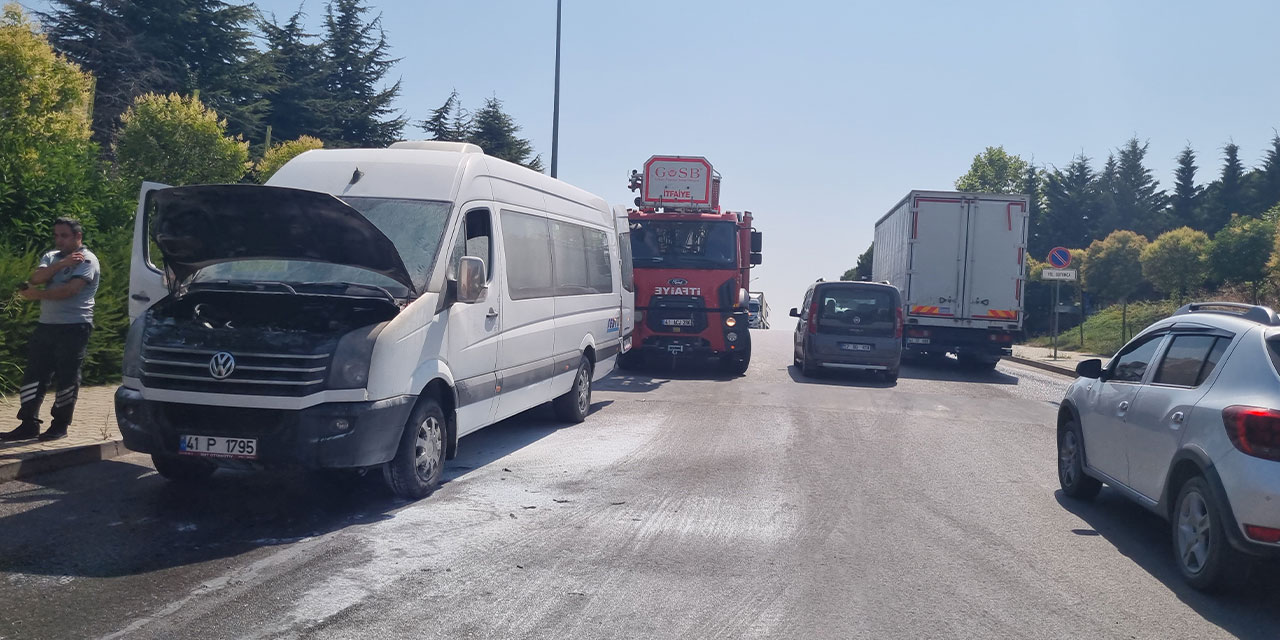 Kocaeli'nde servis minibüsünün motor kısmında yangın çıktı