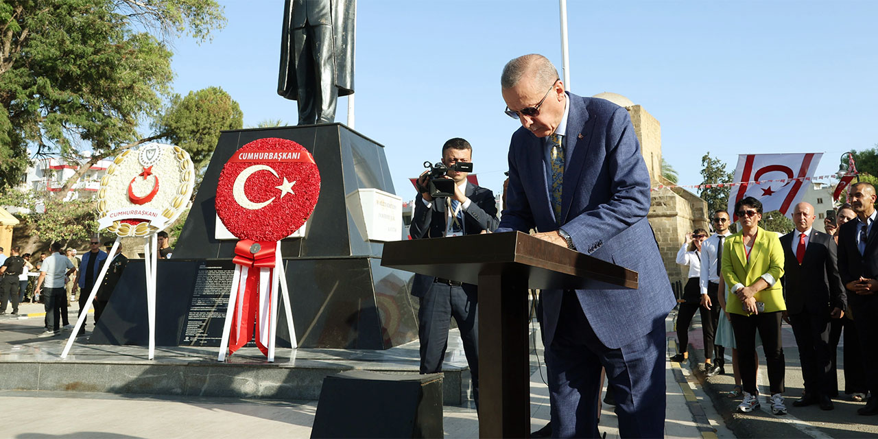 Erdoğan Lefkoşa'daki Atatürk Anıtı'nda!