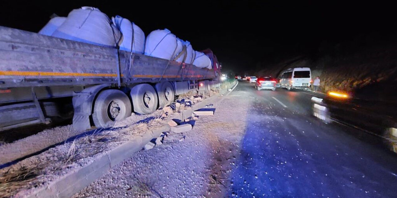 TIR refüje takıldı, faciadan dönüldü