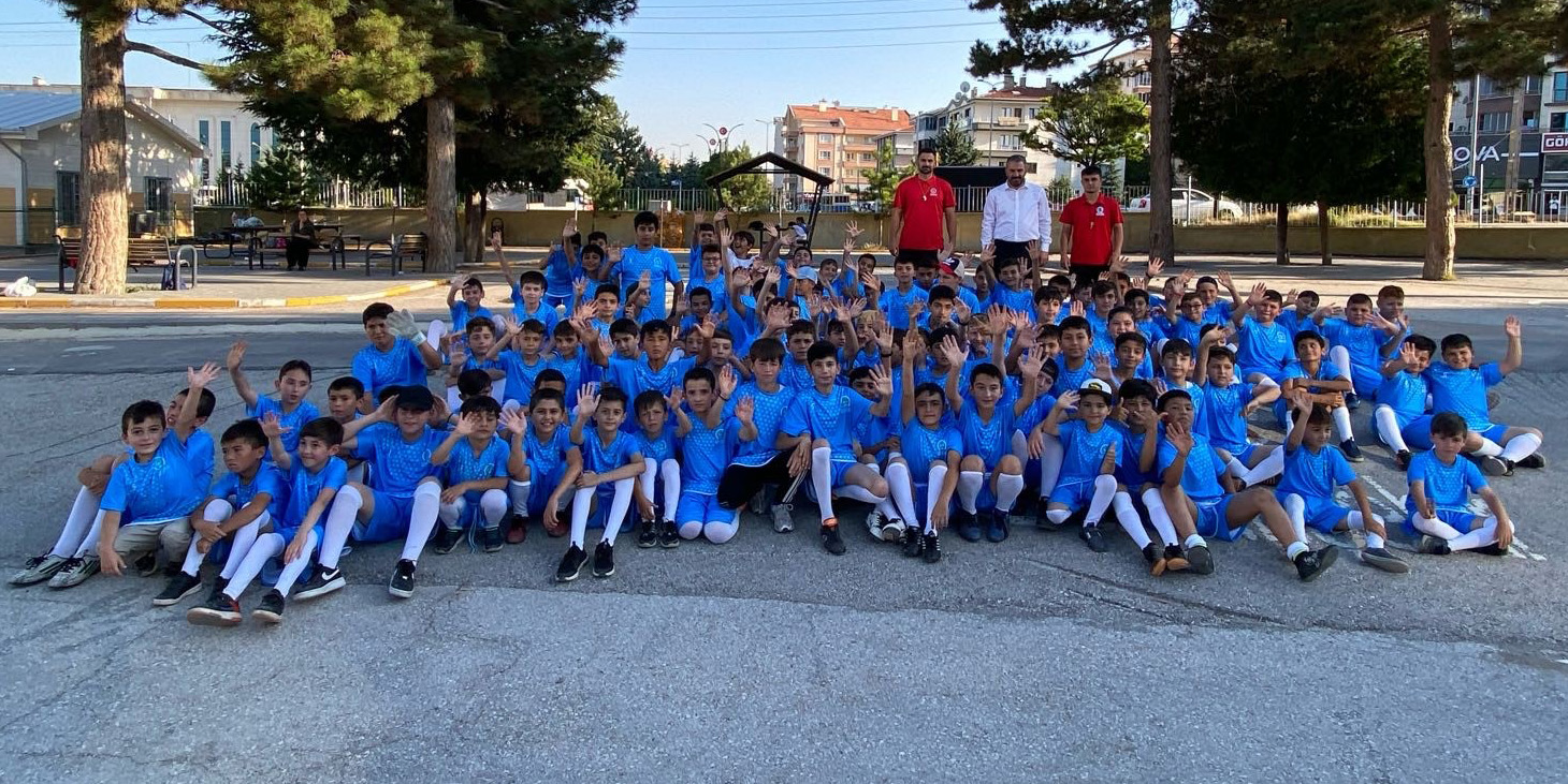 Pursaklar'ın Yaz Spor Okulları'nda eğitim alan çocuklara hediye