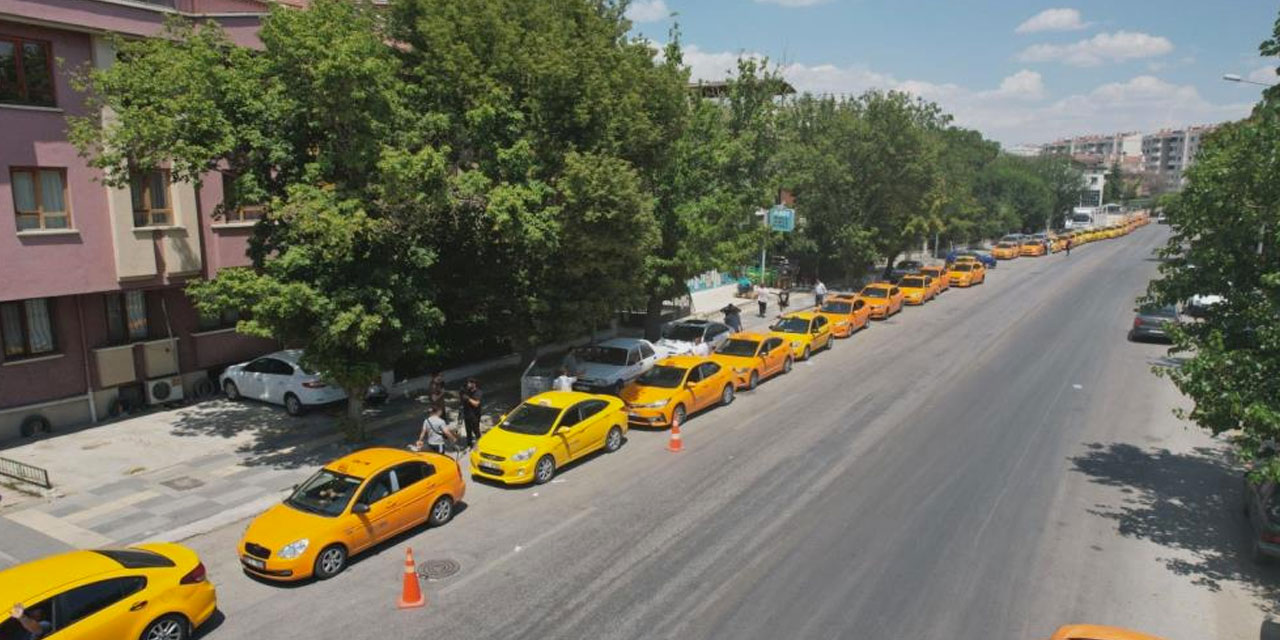 Ankara taksicileri, gelen zam sonrasında tarifeleri yenilemek için kuyruk oluşturdu