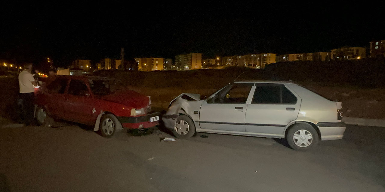 İki otomobil kafa kafaya çarpıştı: 1’i bebek 5 yaralı