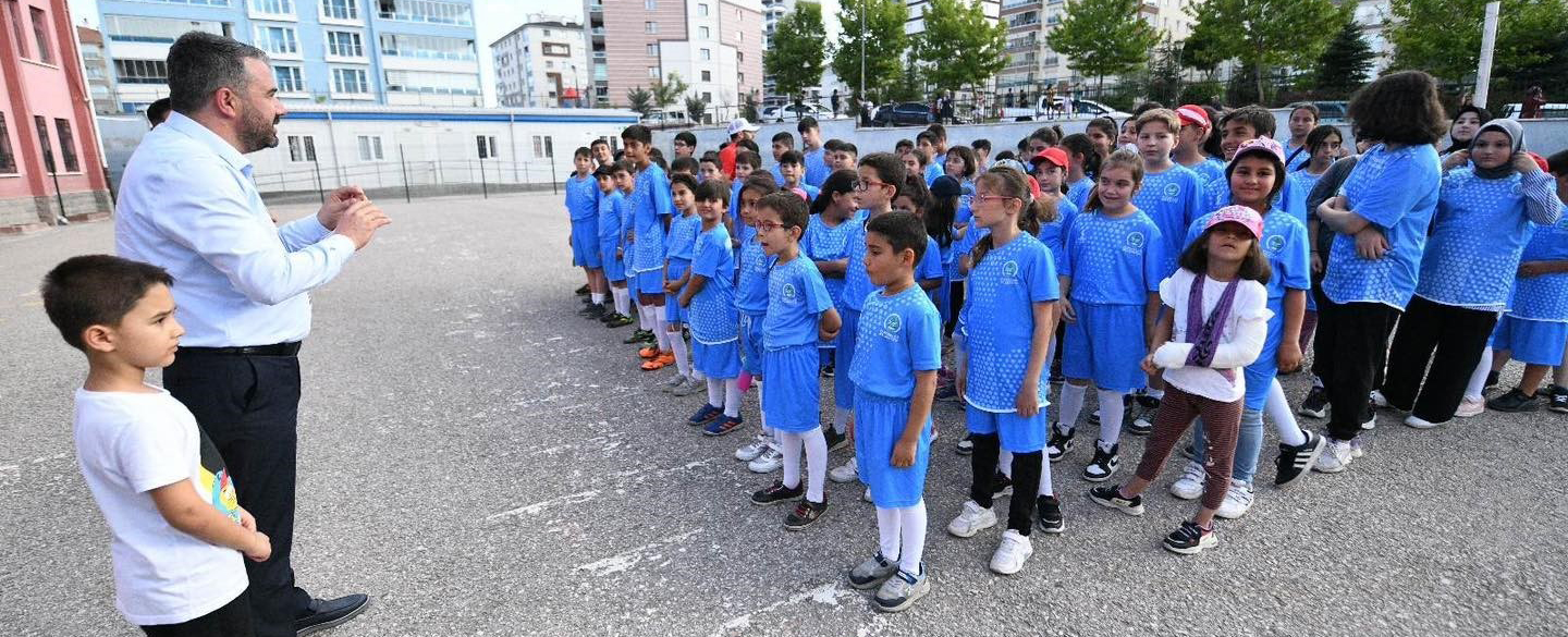 Pursaklar Belediyesi, 2 bin 500 öğrenciye ücretsiz spor kıyafeti dağıttı