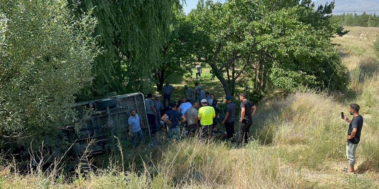 Afyonkarahisar'da tarım işçilerini taşıyan minibüs devrildi: 3 ölü, 11 yaralı var