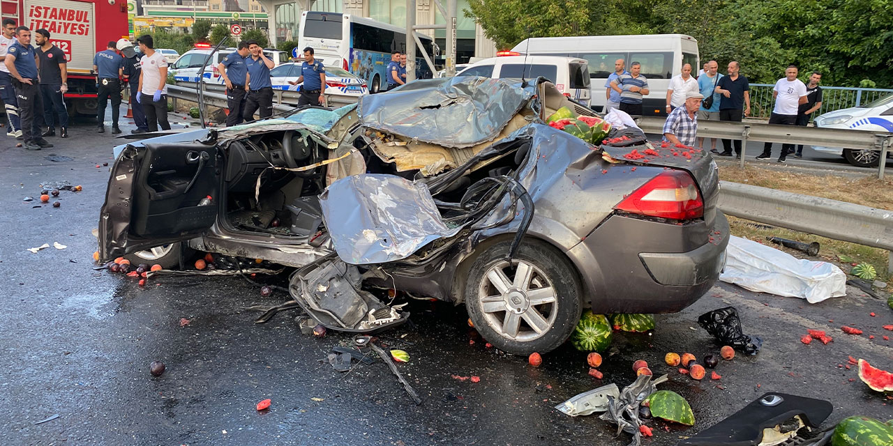 Küçükçekmece'de otomobil, meyve yüklü kamyonete arkadan çarptı: 2 kişi hayatını kaybetti