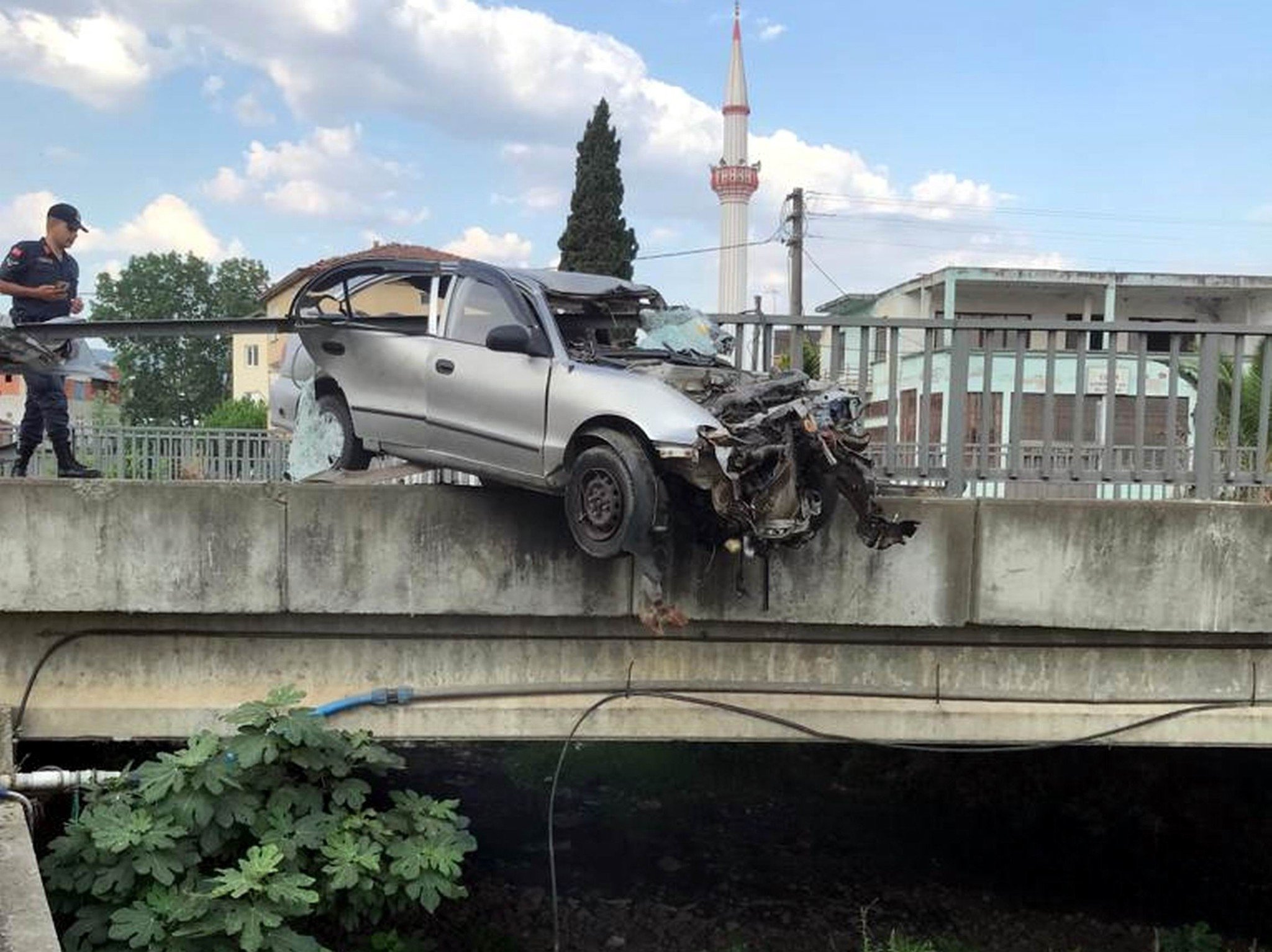 Samsun'da otomobil köprünün korkuluklarına çarptı!