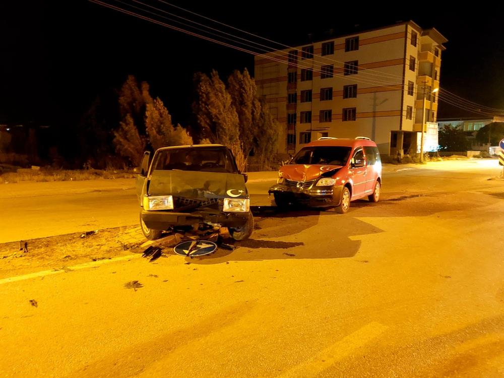 Konya'da 2 otomobil çarpıştı!