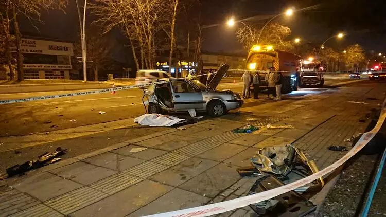 Ankara'da trafik kazası!  Virajı alamayan araç yolcu minibüsüne çarptı!