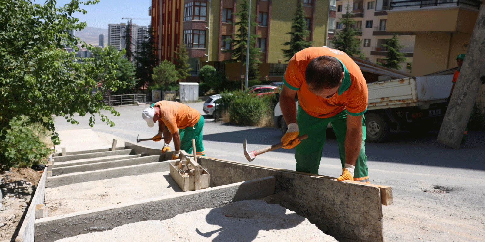 Çankaya’da merdivenli yol yapımı mesaisi sürüyor