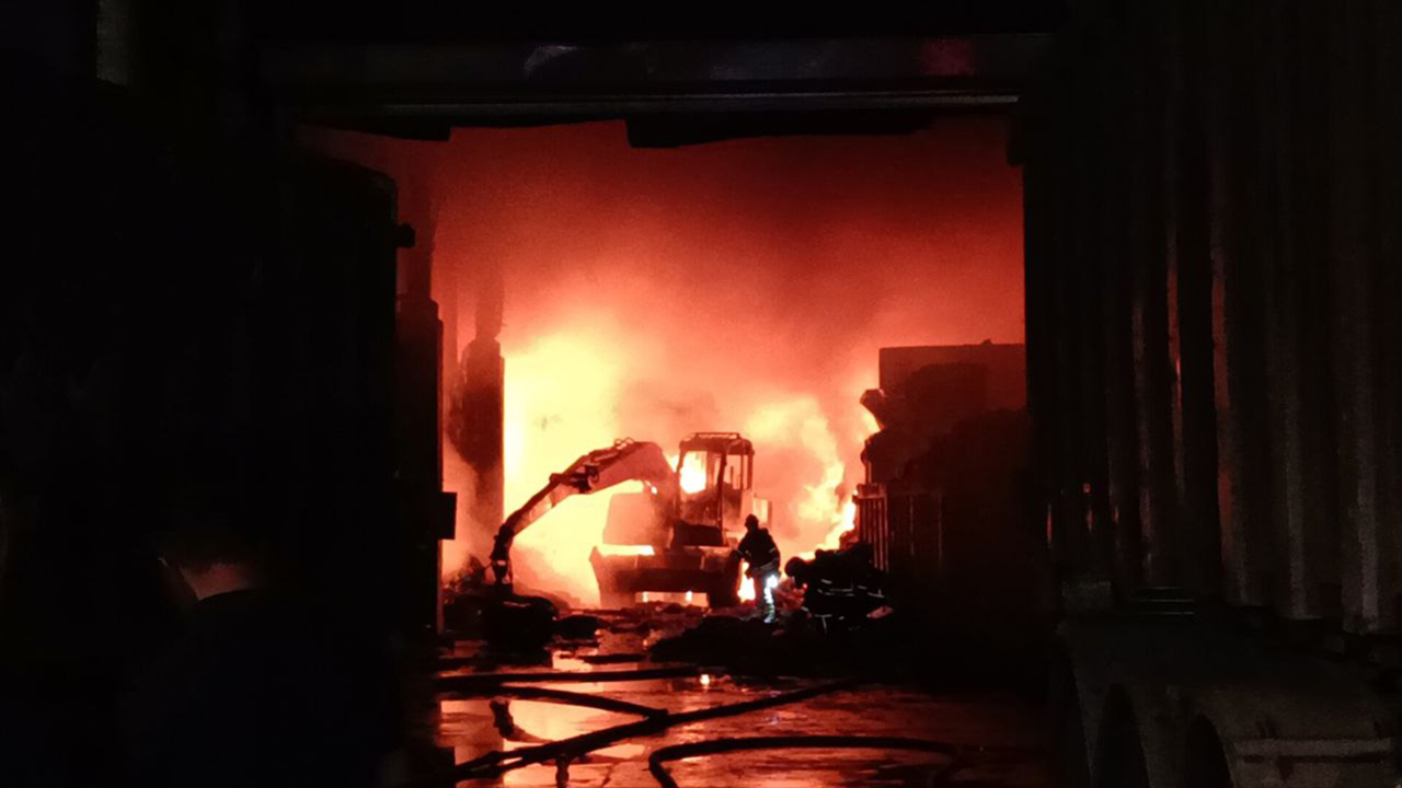 Kocaeli'de geri dönüşüm fabrikası yanıyor