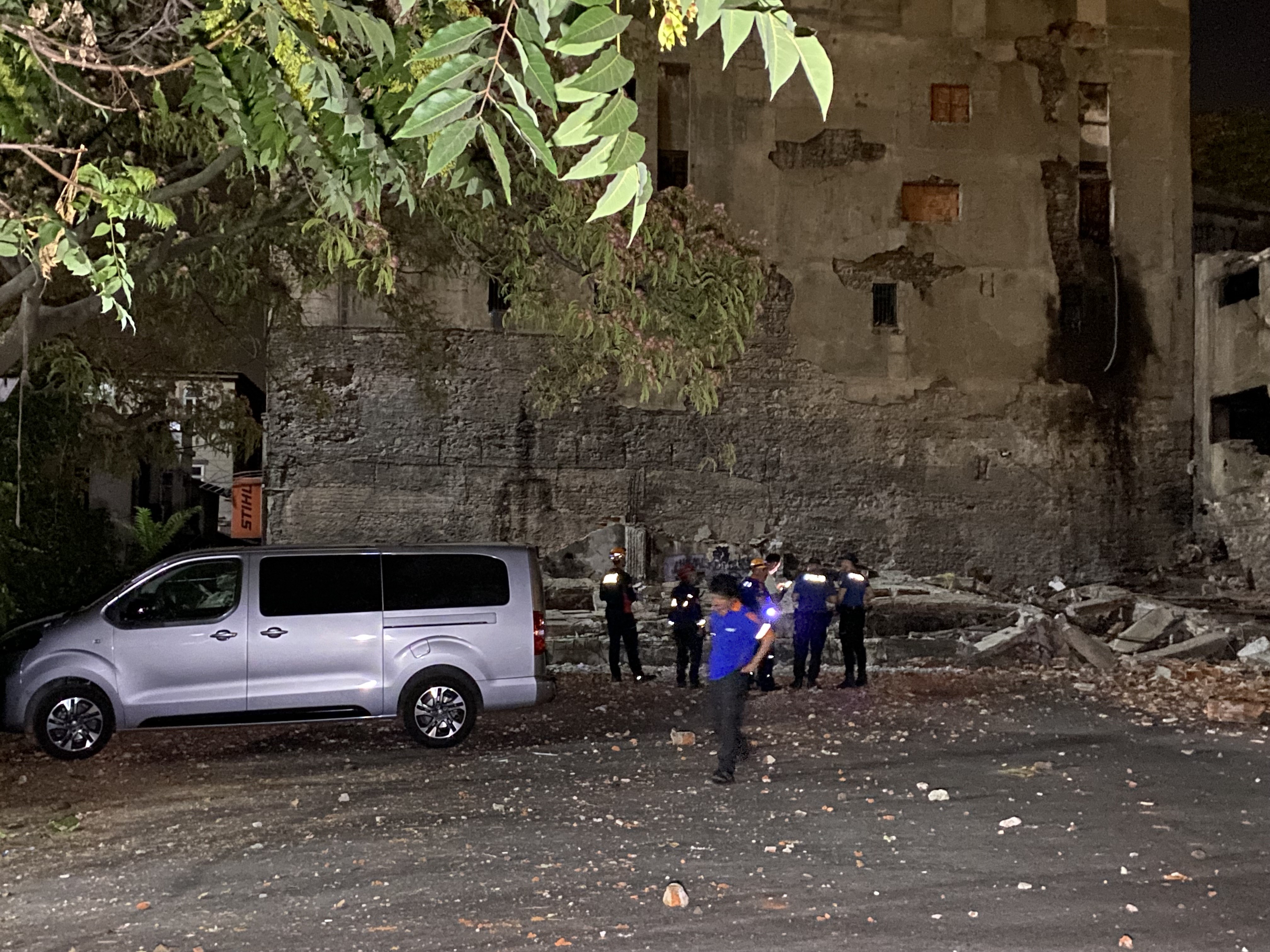 Beyoğlu'nda bir binada çökme yaşandı