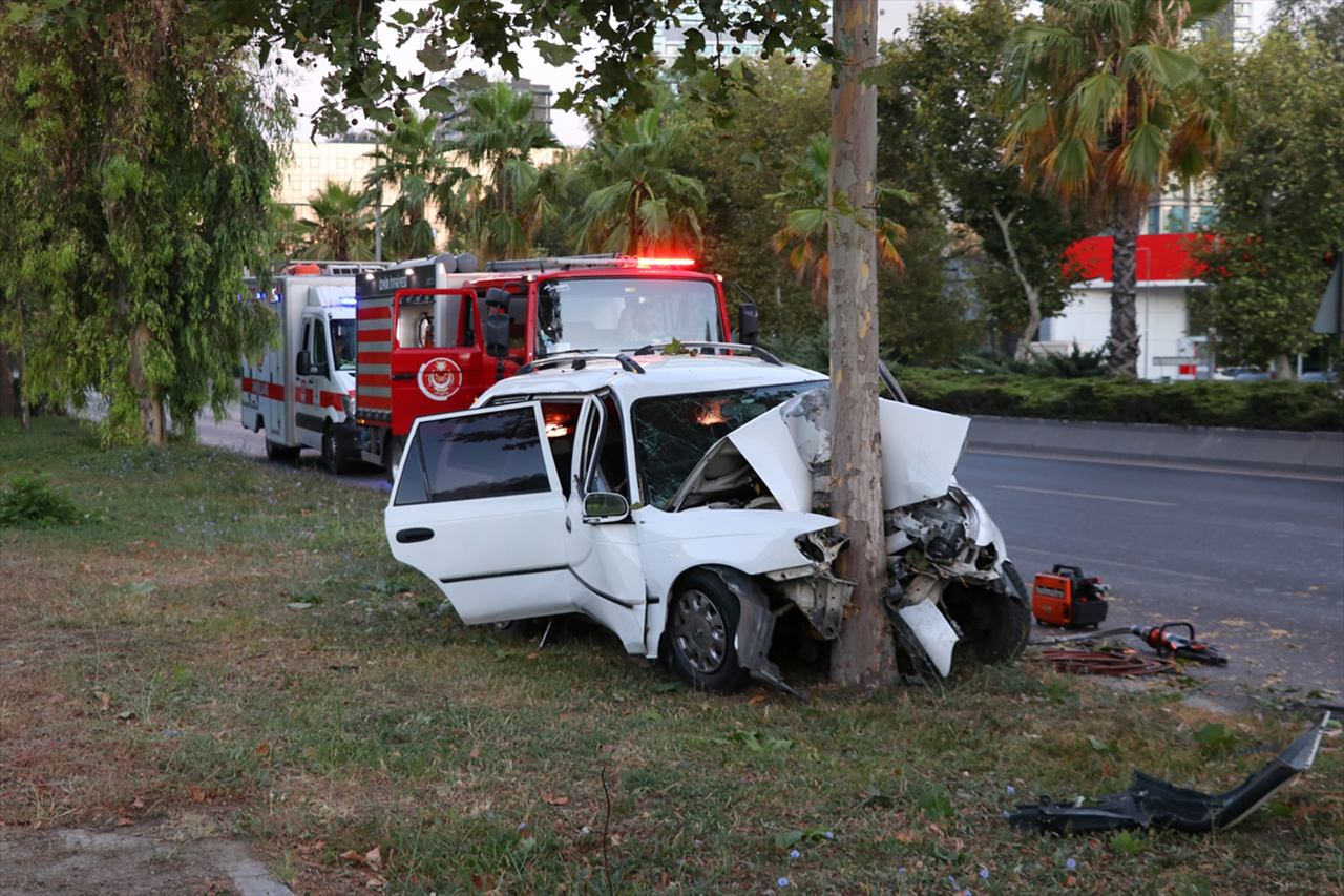 İzmir'de ağaca çarpan aracın sürücüsü öldü