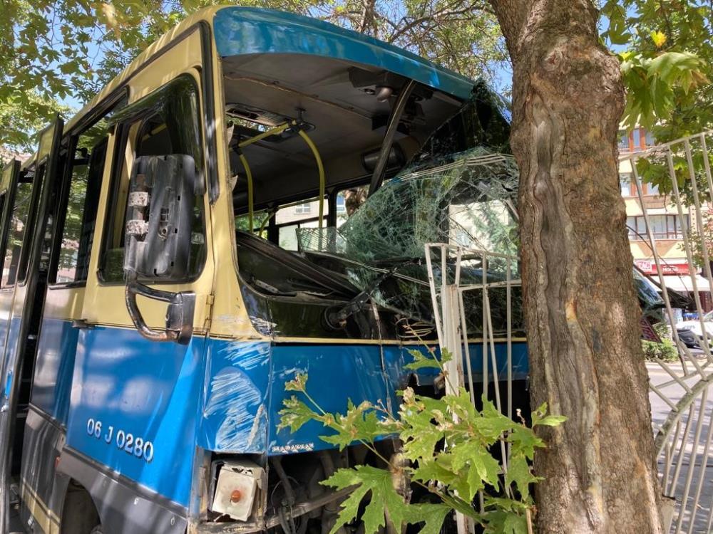 Ankara Keçiören'de  freni boşalan minibüs  kaza yaptı: 6 yaralı