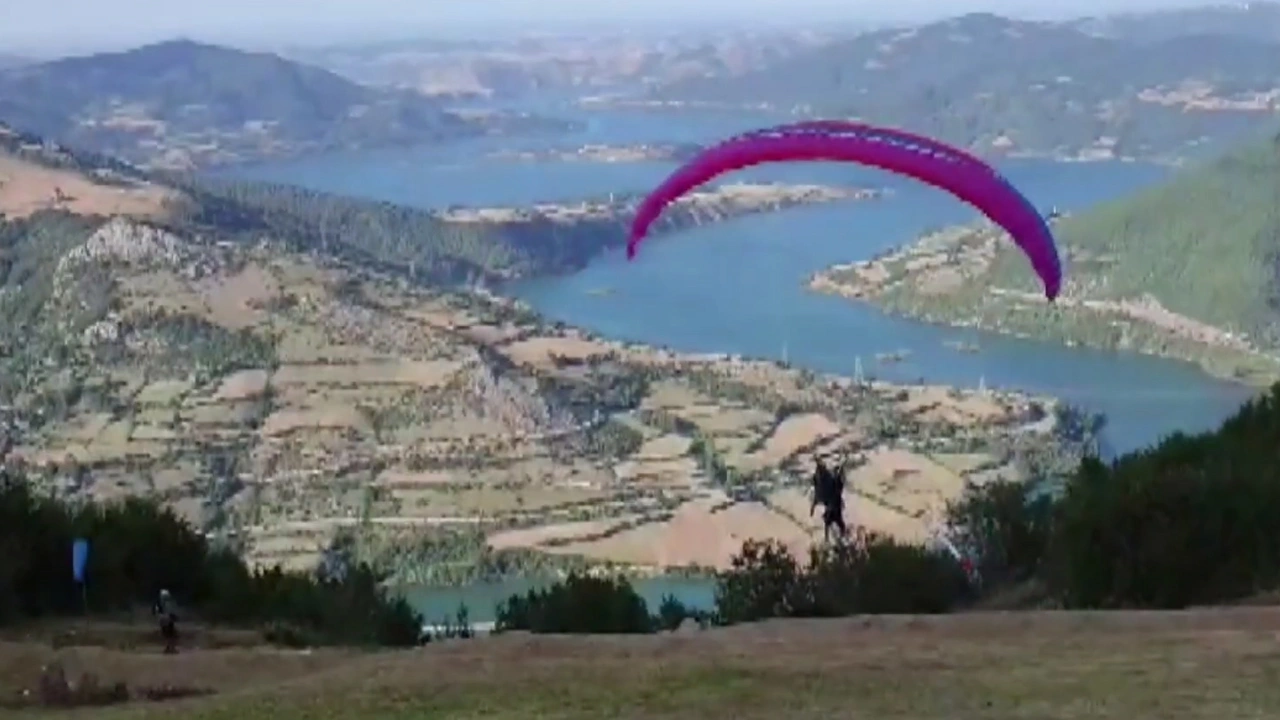 Yamaç paraşütü yapan kişi havada zor anlar yaşadı