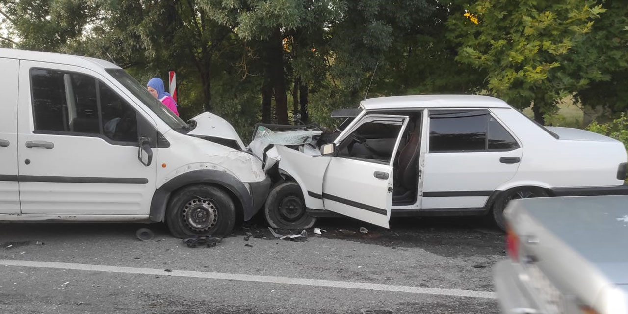 Zonguldak’ta iki araç kafa kafaya çarpıştı, 3 yaralı