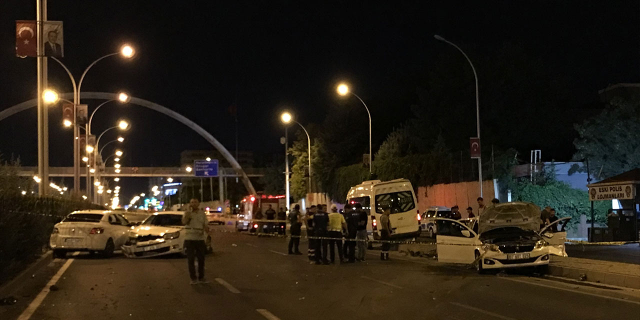 Diyarbakır’da 4 aracın karıştığı kazada 2’si ağır 5 kişi yaralandı