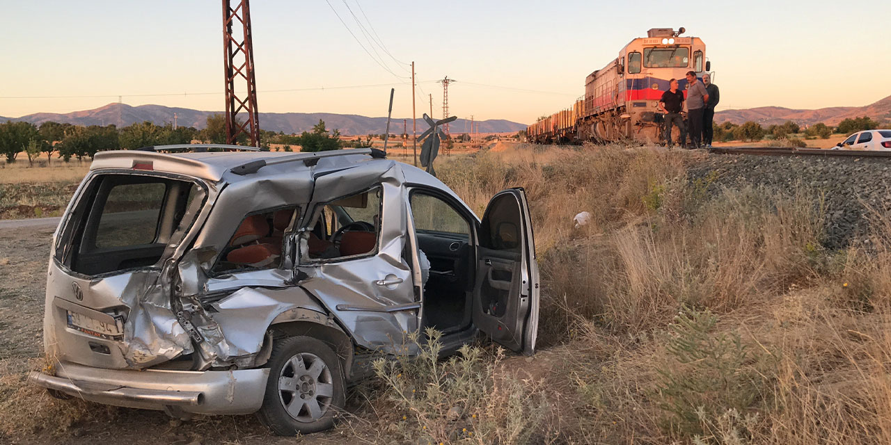 Hafif ticari araca tren çaptı: Yaralı sürücü kaçak tütünü saklamanın derdine düştü