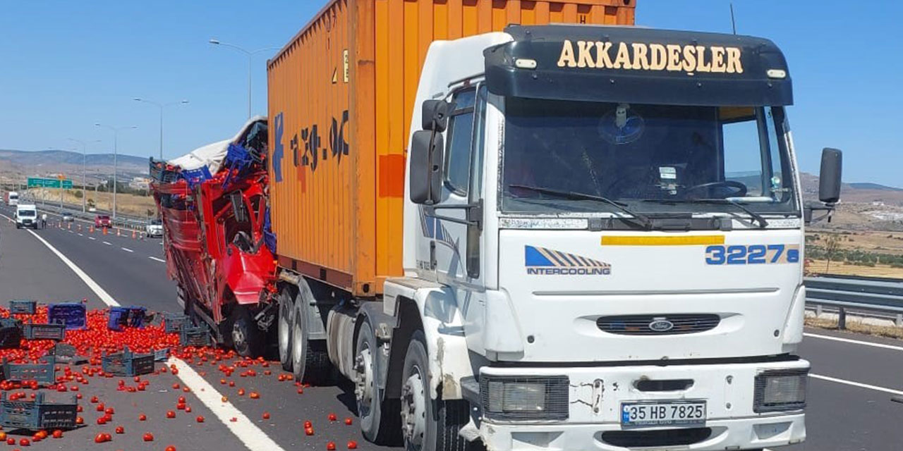 İzmir'de kamyon TIR'a arkadan çarptı: 1 kişi hayatını kaybetti