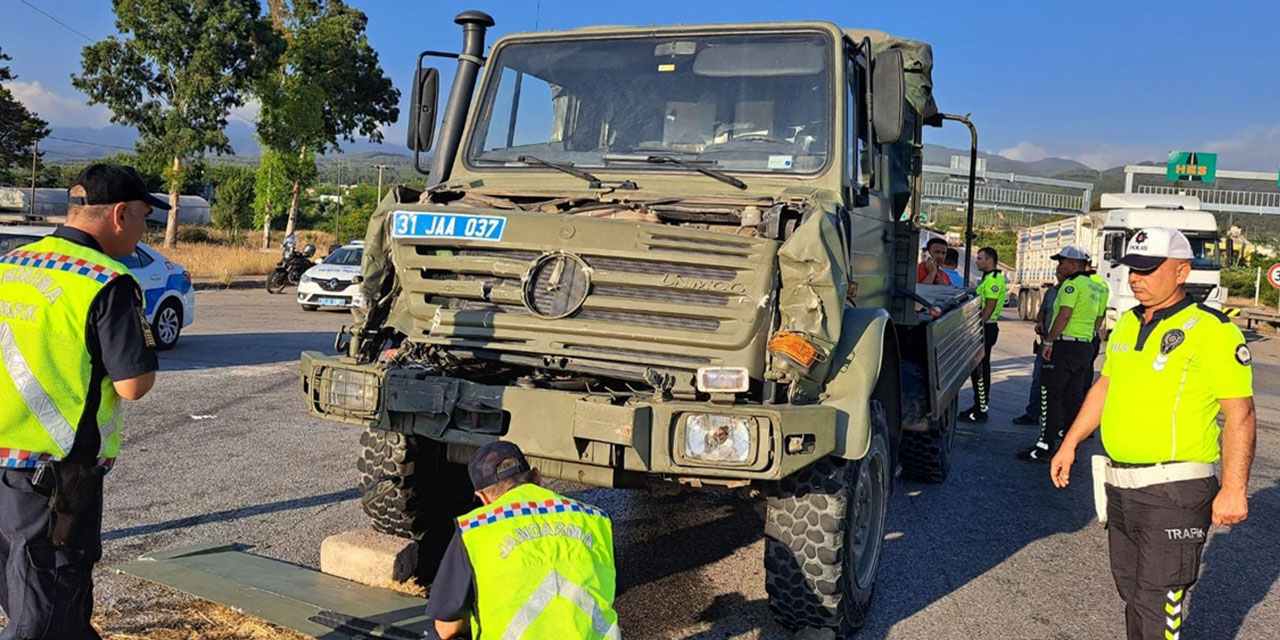 Hatay'da askeri aracın TIR'a çarpması sonucu 10 asker yaralandı