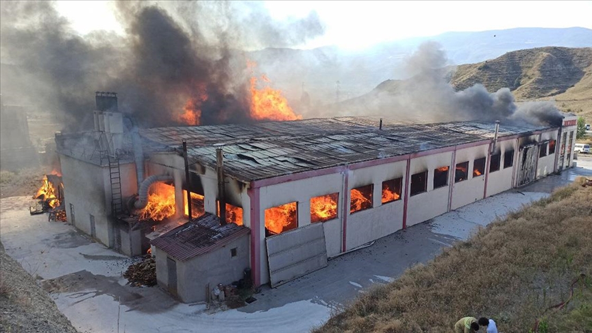 Kastamonu'da kapı fabrikasında yangın